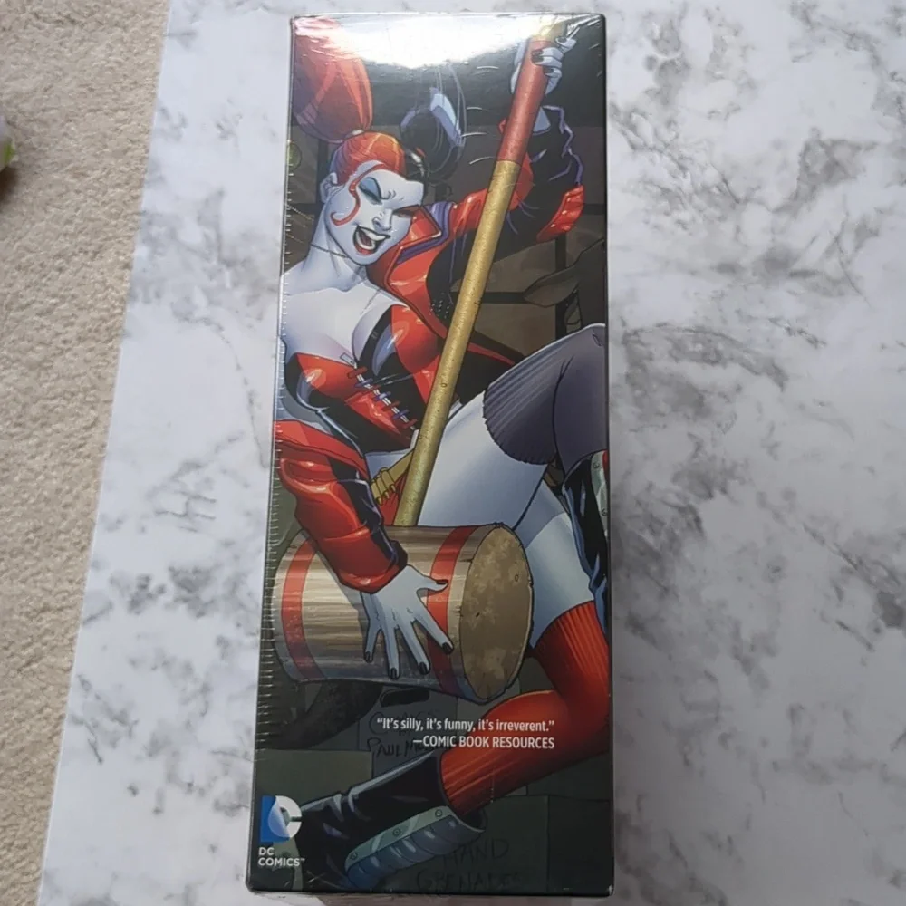 Harley Quinn Book & Mask - Picture 4 of 6